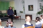 \"Artists — to Children\" project. Alexey Akindinov conducts a tour on the personal \"Patterns\" exhibition the pupil general education and art school \"Orpheus\". 