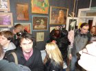 Зрители у работ Алексея Акиндинова фотографируют его картину «Берега Желаний». 