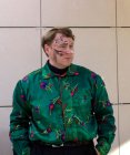 Алексей Акиндинов с орнаментом на лице. В антикварной, орнаментальной рубахе, которая является его талисманом (рубаху ему сшила мама в 1995 году).