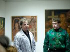 Вилли Мельников в своём знаменитом халате, произносит речь, справа - Алексей Акиндинов.