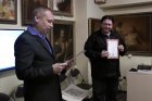 from Left to right, artists: Andrey Mironov, Alexey Akindinov. Art gallery of Andrei Mironov. Meeting the audience with the artist Alexei Akindinov \" Patterns in the horizon.\" April 14, 2018 Creative club \"for the soul\", Ryazan.
