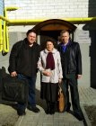 at the entrance to the Andrei Mironov art gallery. From left to right: Alexey Akindinov, Andrey Mironov\'s mother - Valentina Alexandrovna, Andrey Mironov. After the meeting, \"Patterns in mind\". April 14, 2018 Creative club \"for the soul\", Ryazan.