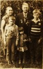Нижний ряд, слева-направо: Алексей Акиндинов, двоюродная сестра – Ольга, двоюродный брат – Николай. Верхний ряд: бабушка – Шура и дедушка – Иван.