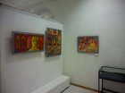 Экспозиция картин на персональной выставке Алексея Акиндинова «Узорочье». Слева – направо: «Андроид и религия», «Слава Господня», «Знамение». 